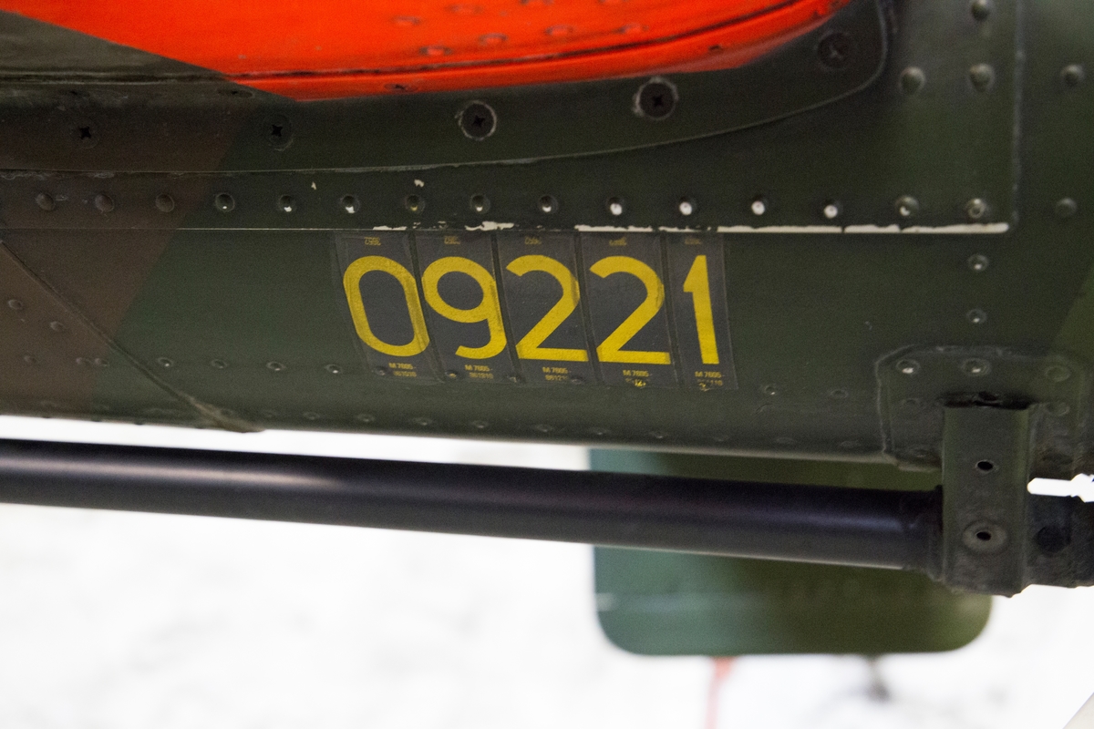 Helikopter, HKP 9A
MBB BO 105 CBS

Kamouflagemålad attackhelikopter, utrustad med två turbinmotorer. Längst med sidorna sitter medar. Fyrbladig rotorinstallation på ovansidan samt mindre tvåbladig rotor på fena. 
Märkning: Kodsiffra 90 fram och på sidan, kronmärke på bakkroppen samt texten Försvarsmakten bak. På vardera sida sitter Försökcentralens dekal "Semper Comperiemus FC".
