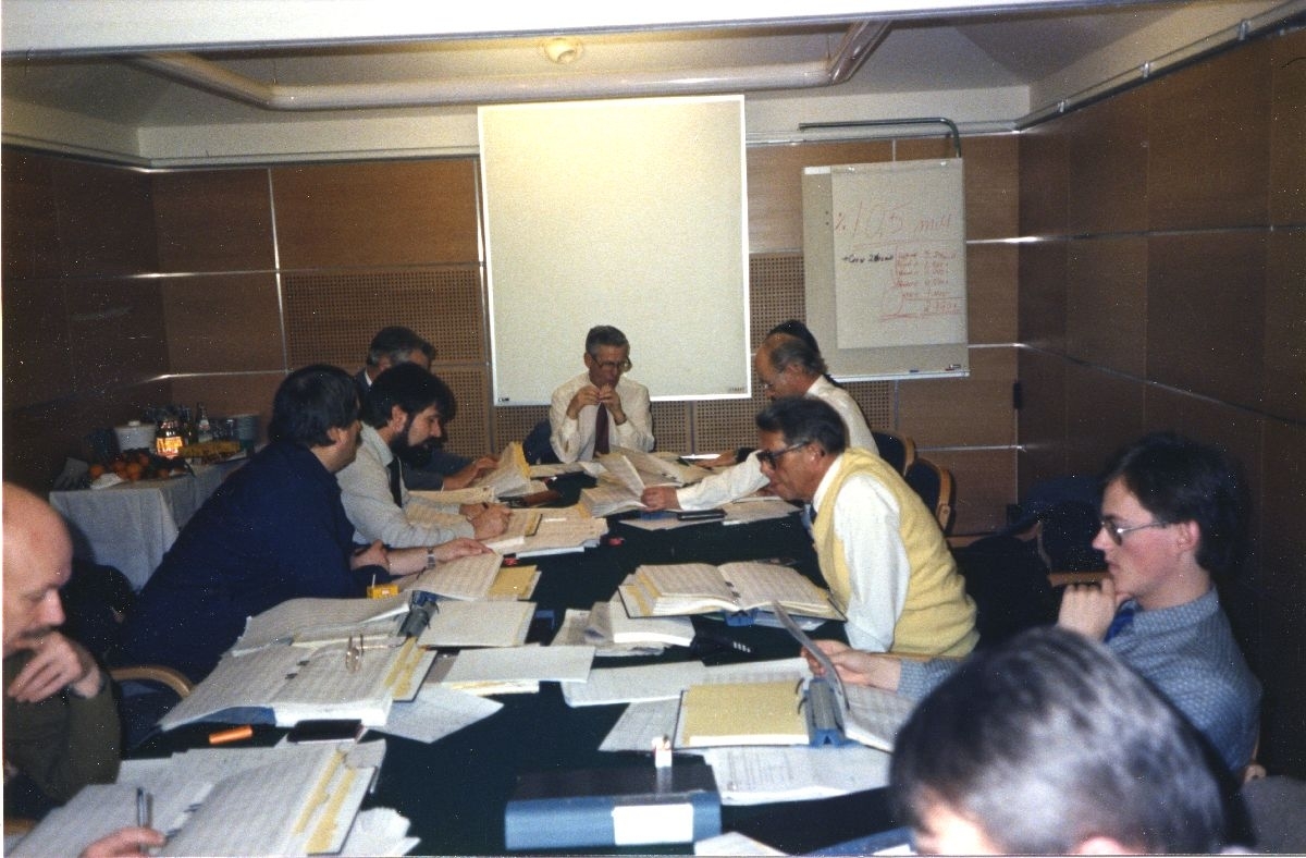 Landskap. Oslo. En gruppe personer fra Widerøe, ledelse og medarbeidere, samlet rundt et bord under et møte.