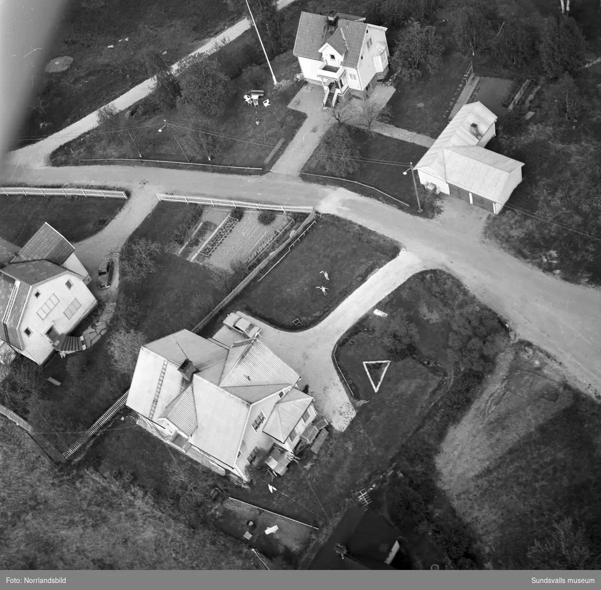 Flygfoton över norra delen av Tunadal. Ett par av bilderna fokuserar på de två villorna vid Kulvägen 11 och 13 där man tydligt kan se två barn vinka till flygplanet från en av gräsmattorna.