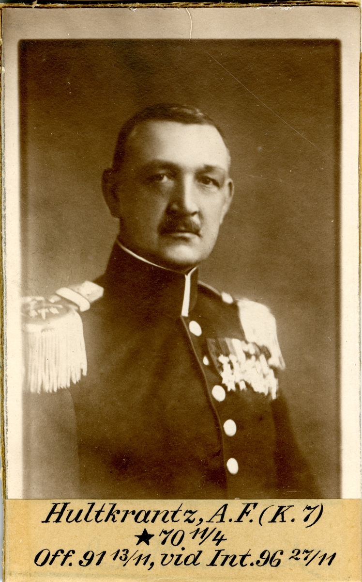 Porträtt av Axel Fredrik Hultkrantz, officer vid Kronprinsens husarregemente K 7 och Intendenturkåren.

Se även bild AMA.0009717.