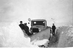 Snøbrøyting på Golsfjellet. I midten sjåfør Ola Amundson Dah