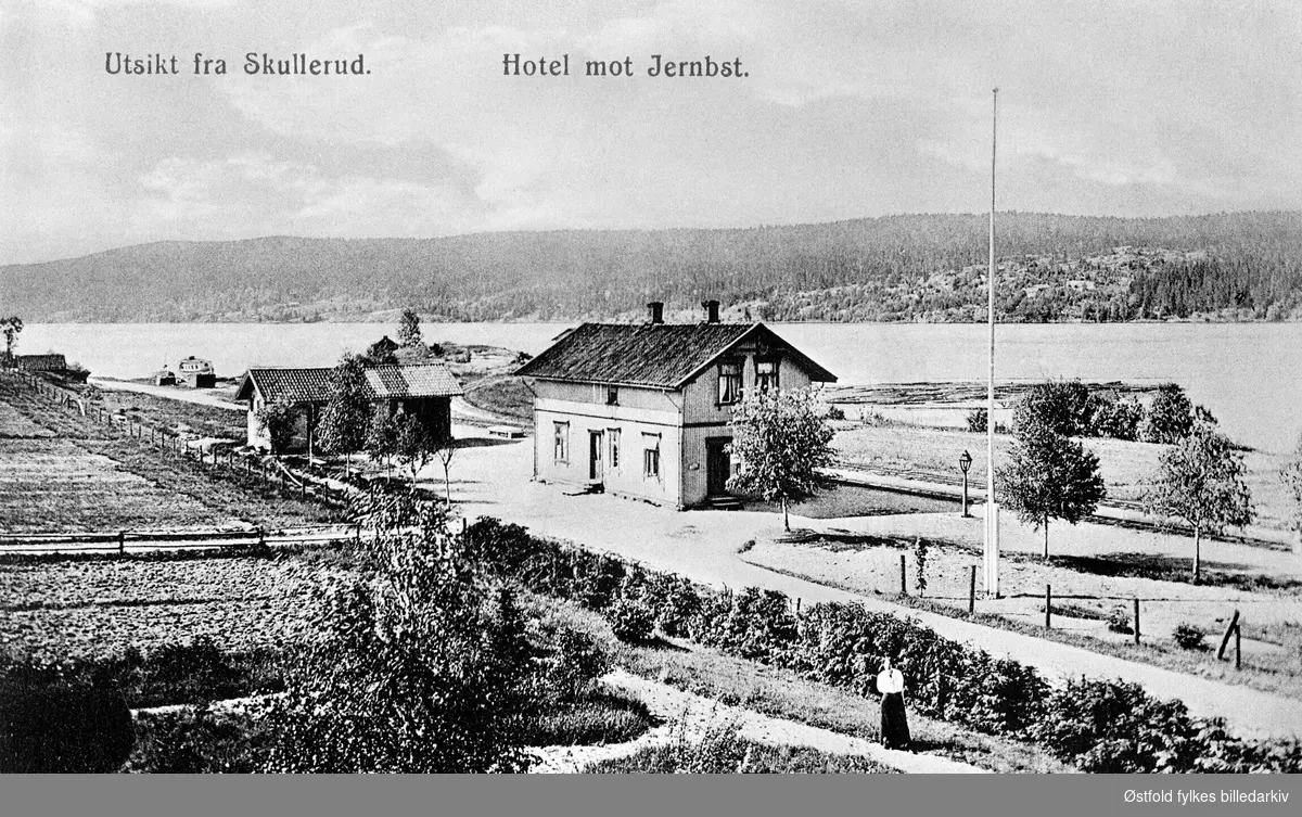 Skullerud Hotel med jernbanestasjon, ca. 1900-1910. Aurskog-Hølandsbanen, også anløp for Turisten. Postkort, lystrykk.