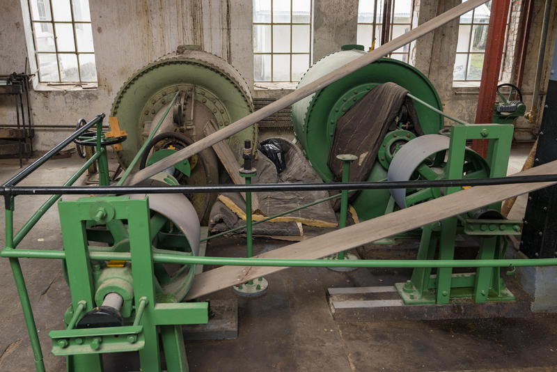 Gamle, grønne, turbiner som gav kraft til fabrikken.