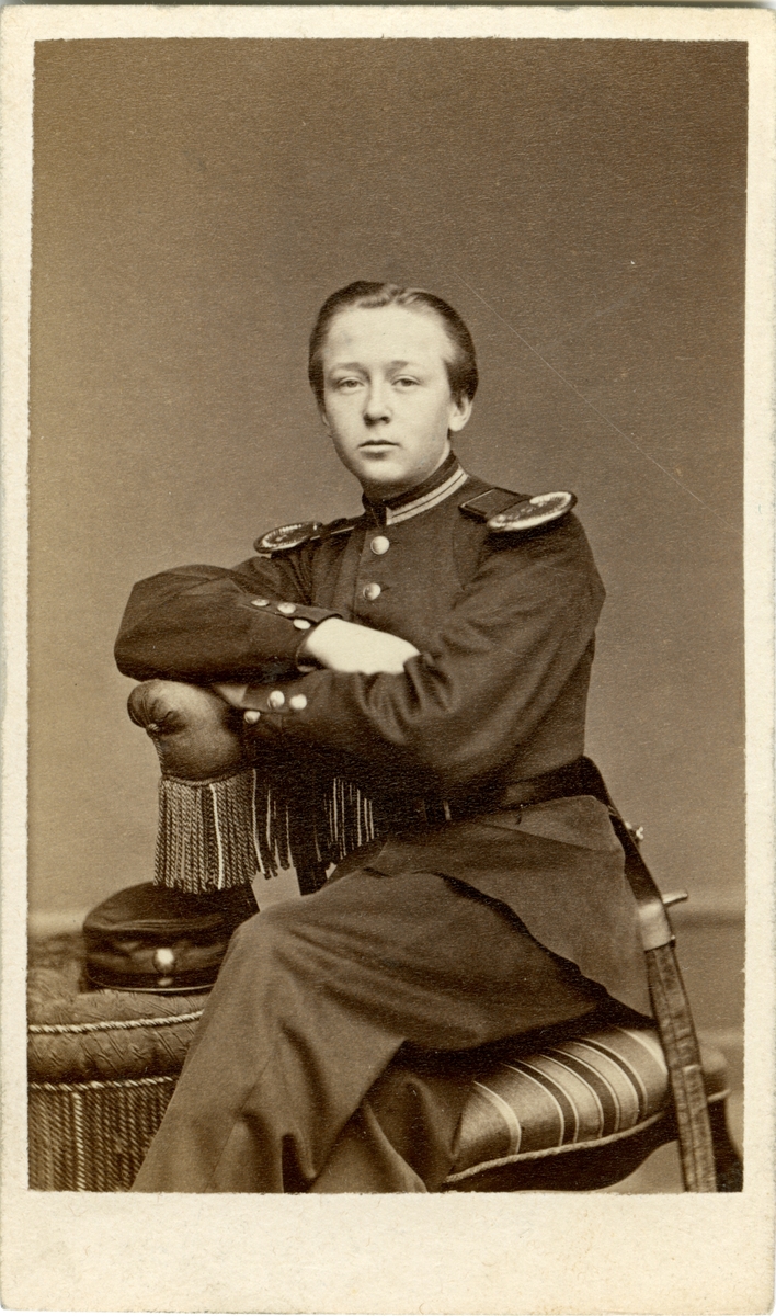 Porträtt av Johan Gustaf Stael von Holstein, löjtnant vid Skånska dragonregementet K 6.

Se även bild AMA.0002415, AMA.0007545, AMA.0007577 och AMA.0021698.