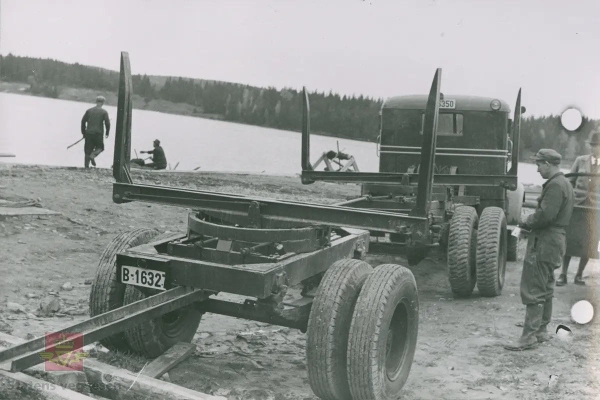 FWD lastebil med kjennemerke B-16327. Bildet viser enkel løpeaksling for tømmertransport (med tvillinghjul).