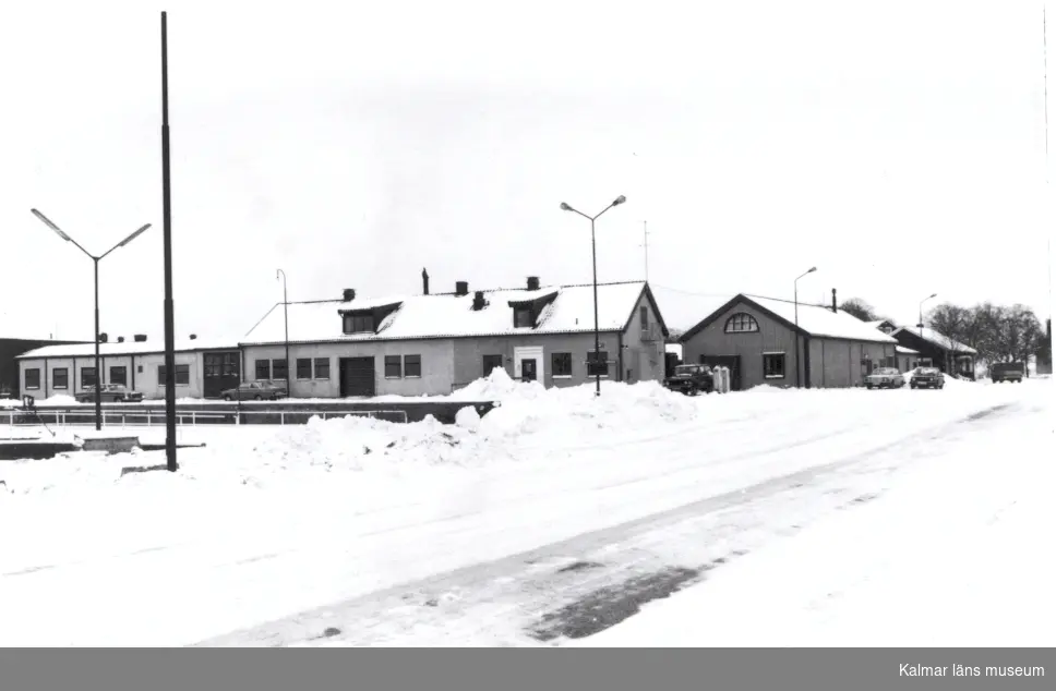 De gamla magasinsbyggnaderna i f d Ölandshamnen, numera servicebyggnader för gästhamnen.
