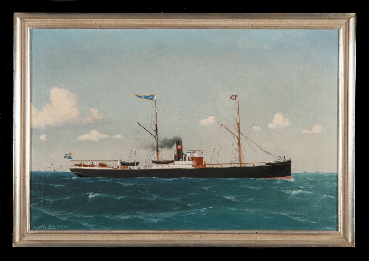Ångfartyget STANTON till sjöss. För unionsflagga, Broströmskoncernens rederiflagga och skorstensmärke samt namnvimpel.