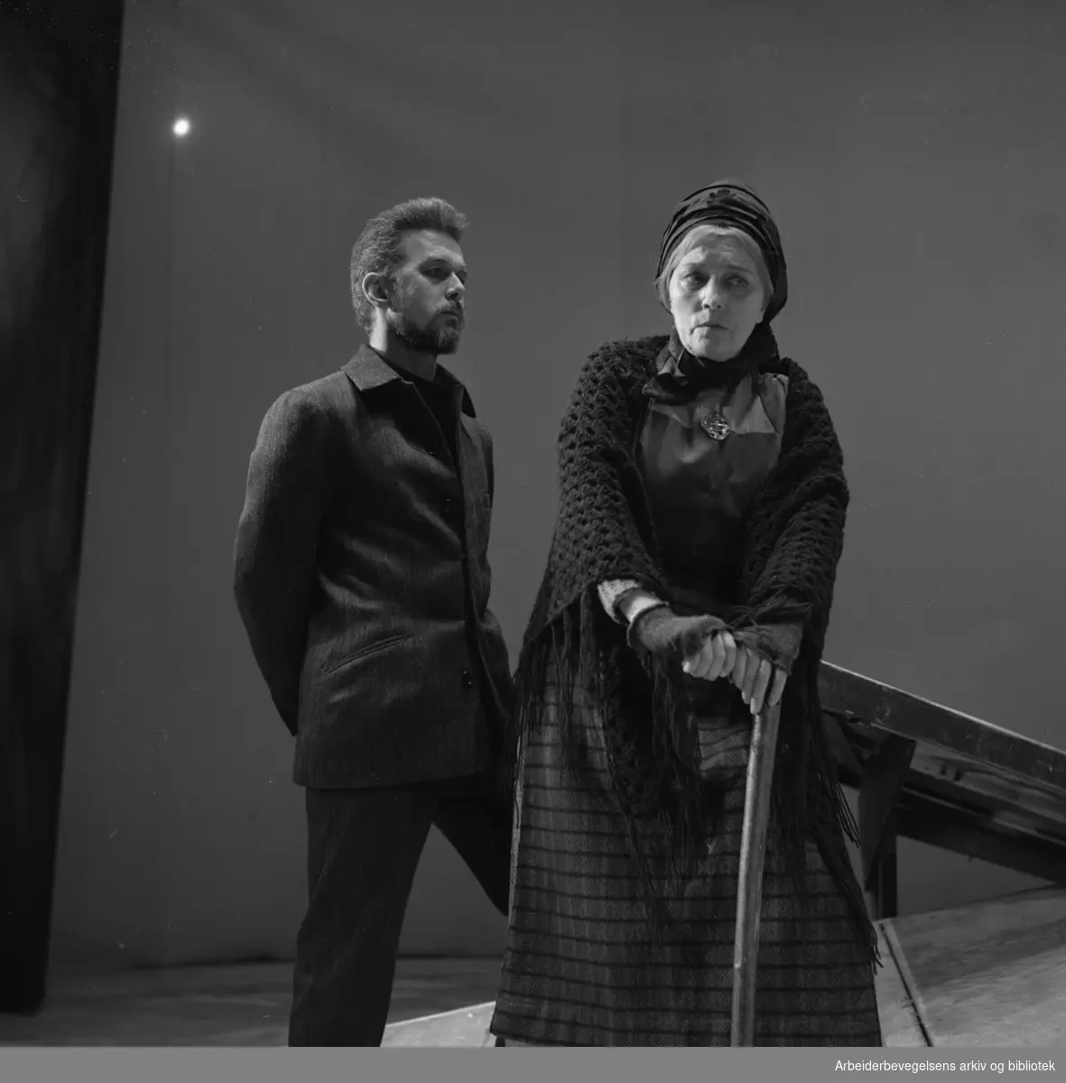 Nationaltheatret..BRAND av Henrik Ibsen. Premiere 31.03.1966. .Toralv Maurstad som Brand. Tore Segelcke som Brands mor.