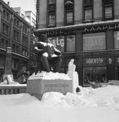 Per Hurums statue av Christian Krohg (1960) på Stortings pla