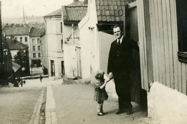 Albert Scheinpflug og hans datter Erna foran Johannes gate 4 på Enerhaugen, ca. 1925.. Foto/Photo