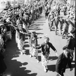 Vardens arkiv. "17 mai tog"  17.05.1954