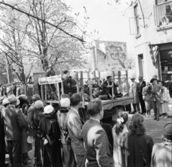 Vardens arkiv. "17 mai tog"  17.05.1954