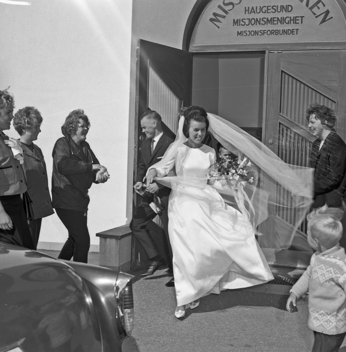 Bryllupsfoto, i kirken og utenfor og fra festen etterpå - bestiller Georg Lidahl
