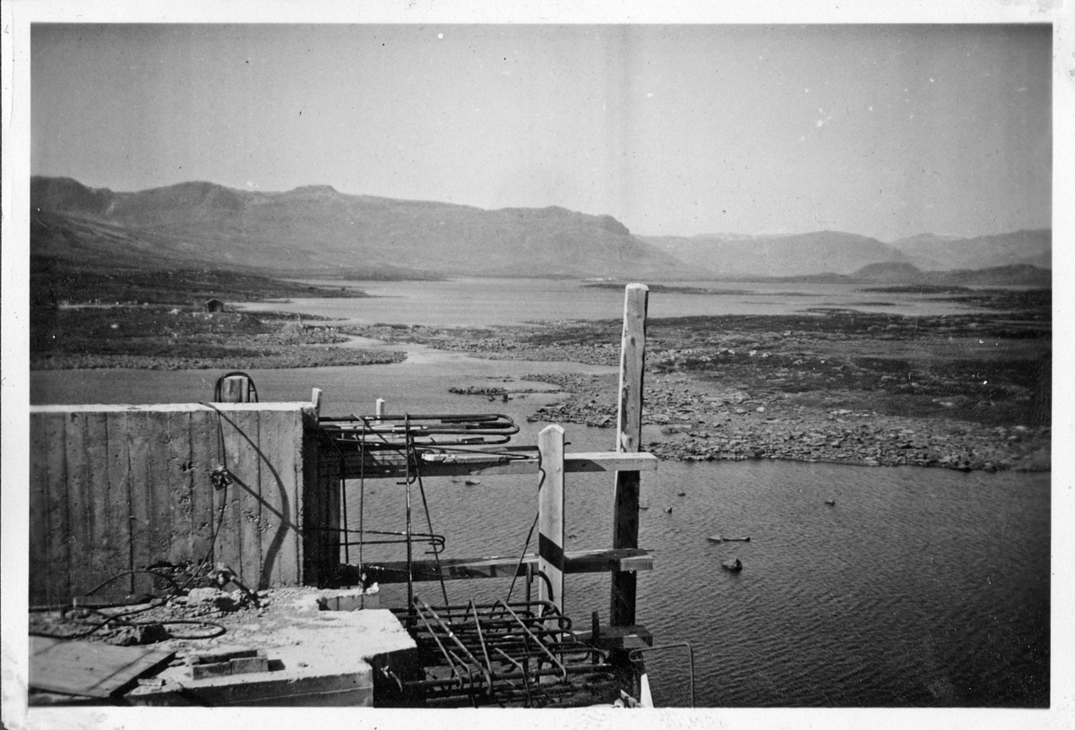 Thorleif Hoffs album 1, side 10. Album fra Thorleif Hoff som dokumenterer anleggsvirksomheten i Glomfjord på 1950-tallet