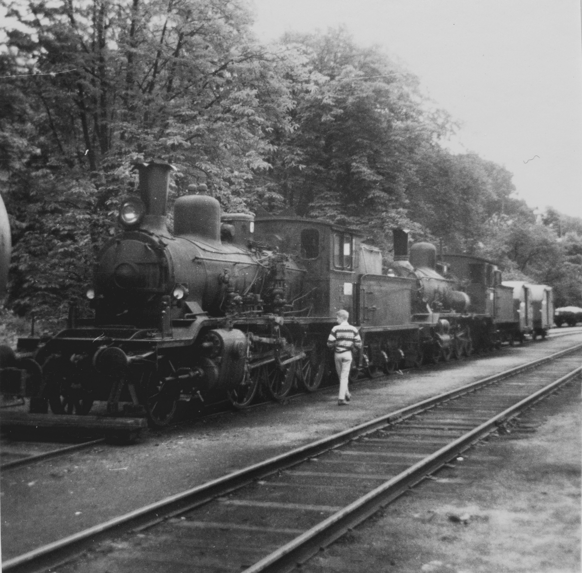 Damplokomotiv type 18c 226 og 21c 375 (nærmest) hensatt på Arendal stasjon. Damplokomotiver ble erstattet av diesellokomotiver i togene mellom Arendal og Treungen.