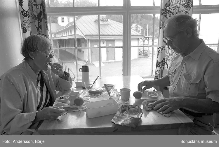 "Leif och Inger Klarenius från Humlekärret, Billdal, äter en mycket varierad och riklig frukost. De har också en mycket noggrant planerad och innehållsrik bestickväska, typ campingbag designad "Bernadotte [troligen Taffel]".