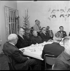 Juletilsetning for arbeidere ved mekanisk verksted.