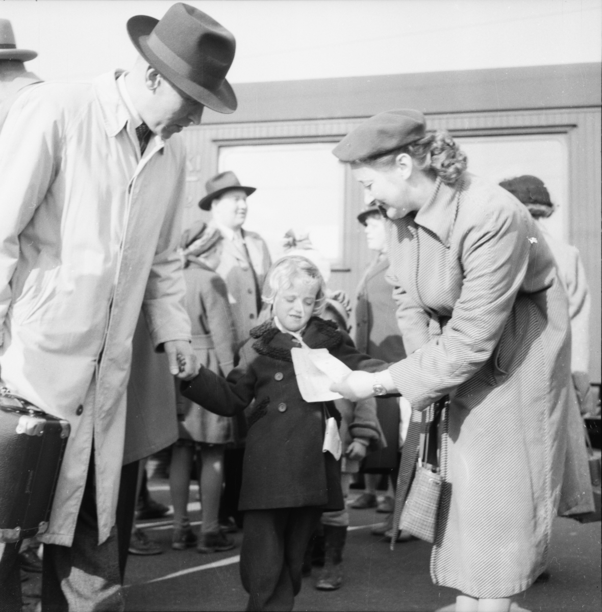 Vardens arkiv. "Tyske flyktningbarn ankommer Skien N"  07.05.1954