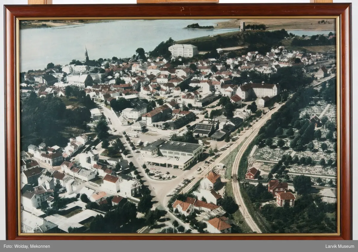 Flyfoto av Tønsberg med Haugar Kunstmuseum og Slottsfjellet i bakgrunnen.