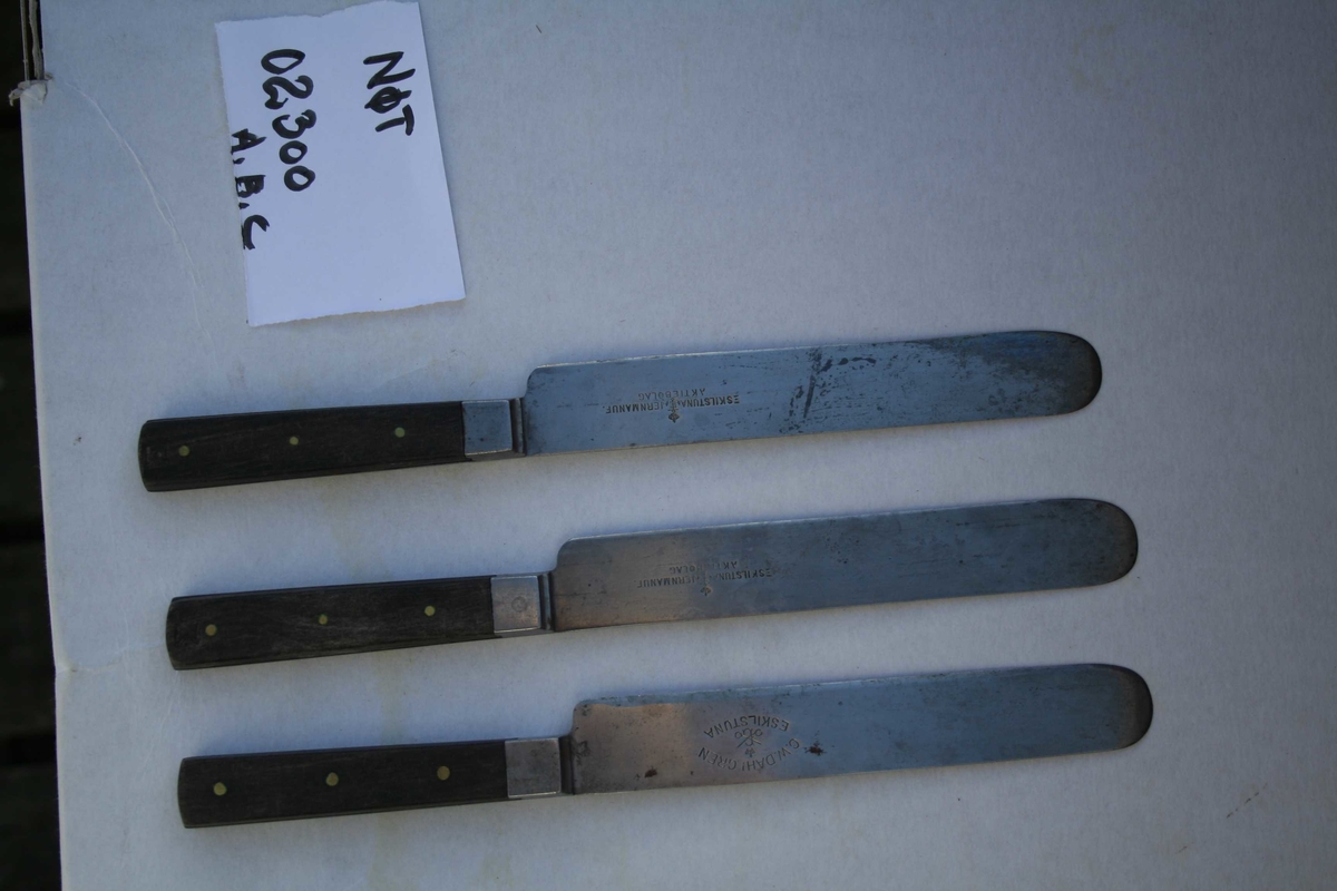 Bordkniver med stålgråe blad og svarte skaft. 