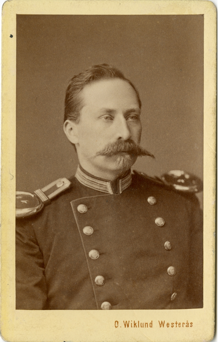 Porträtt av Carl Amandus Hallin, löjtnant vid Skaraborgs regemente I 9.

Se även bild AMA.0002077, AMA.0002204, AMA.0007592 och AMA.0006718.
