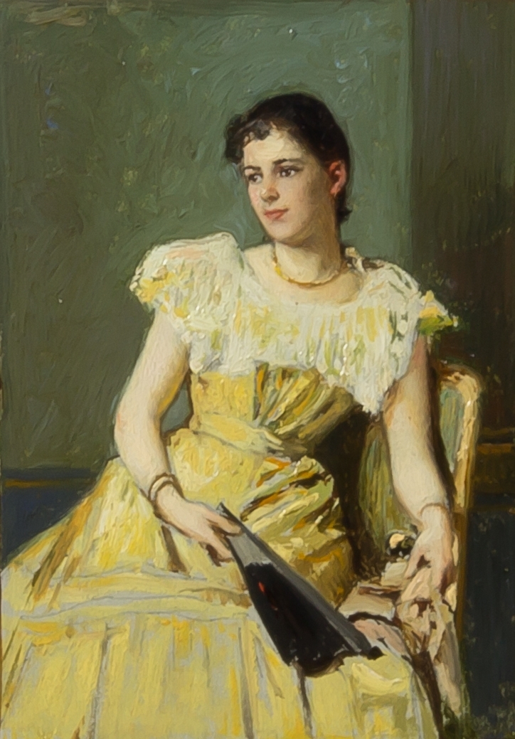 Porträttskiss föreställande Lizinska Sörensen. Knästycke, sittande i en fåtölj med gul klänning med vit bred spetskrage. I ena handen håller hon en svart solfjäder. Mörkt uppsatt hår. Blågrön enfärgad bakgrund.