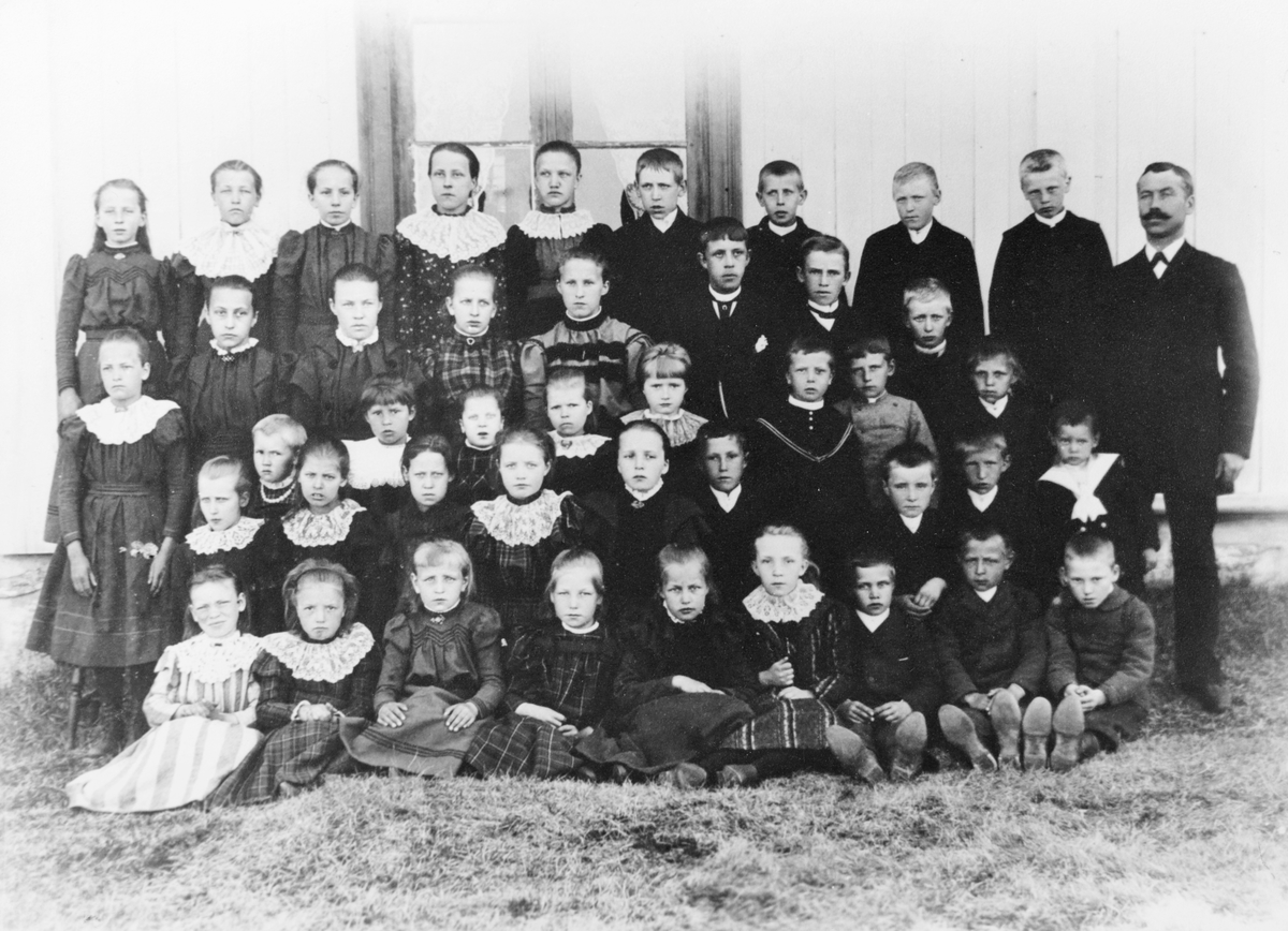 Gruppebilde/ skolebilde fra Ekeberg skole, ca. 1890