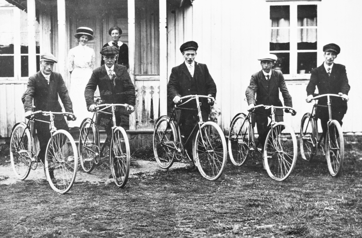 Syklister. Gruppebilde, fra venstre: Henrik Mansås, Andreas Haugen, Teodor Fagerås, Johan Mansås og Hilmar Fagerås. På trappa står til venstre Helma Løvbraaten, til høyre Berta Jensen.
