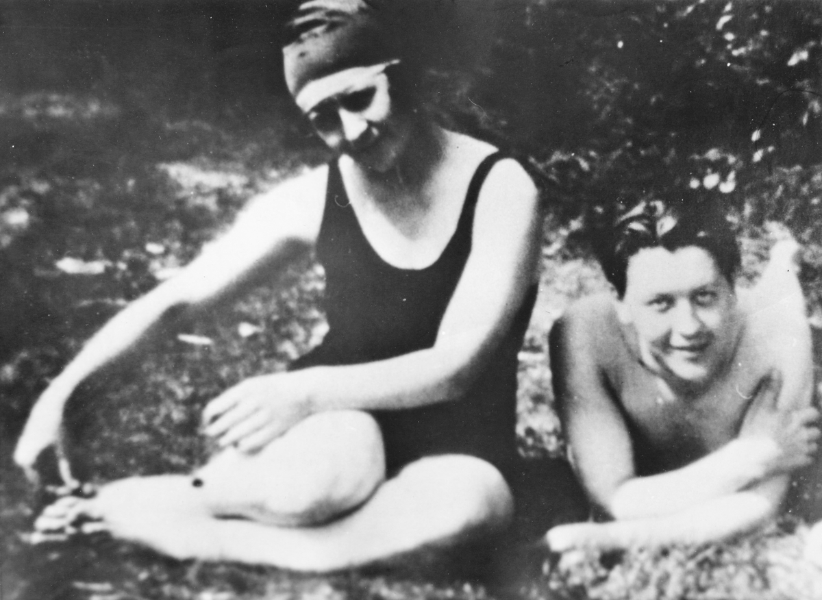 Rudolf Nilsen og Ella Hval i badeklær.