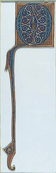 Beskrivning i inventariet: Okänd fransk konstnär, 1200-talets slut: Initial Q med framställning av den helige Petrus stående i rankor. Fragment ur antiforium. Bokstavens rundel är lagd över ett inramat rosa rutfält; den är ljus- och preussiskt blå, och infattar ett ultramarinblå fält med rankor i preussiskt blått, ockra och cinnober. Ornamenten öppnar sig i mitten för en figur: Petrus med gloria, tonsur, skägg, nyckel och rosa mantel. En bevingad djurslinga biter sig med ockra huvud fast i "O:et" och förvandlar detta till ett "Q". [...]