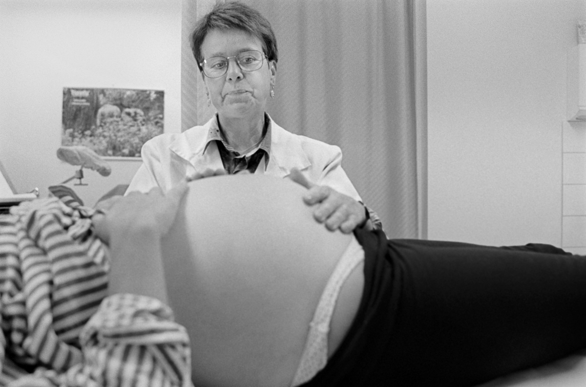 Barnmorskan Barbro Hägg Jonsberg undersöker en gravid kvinna, Uppsala 1992