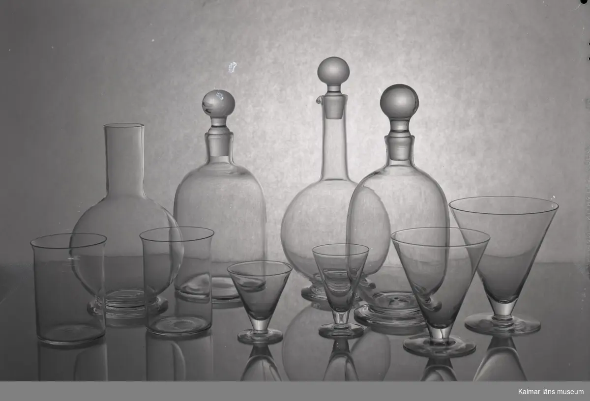 En glasservis bestående av karaff, likörglas, seltersglas (ett litet dricksglas utan fot) och vinglas, som är tillverkade på Målerås glasbruk.