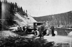 To menn ved lastebil. Magnar Berge og Magnar Nymoen.