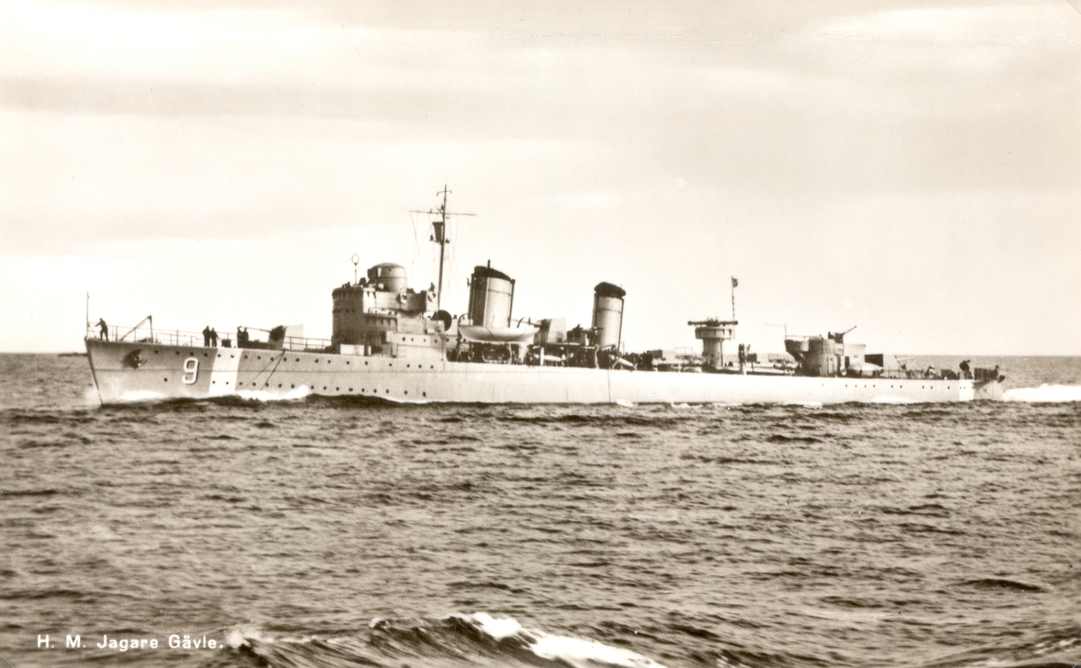 HM Jagare Gävle. Sjösatt 1940. 1040 ton. Fart 39 knop. Bestyckning: tre 12 cm Kanoner, lv-pjäser samt torpedtuber.