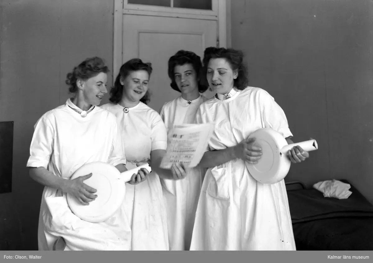 Kvinnlig personal på Beredskapssjukhuset leker orkester med bäcken som gitarrer.
