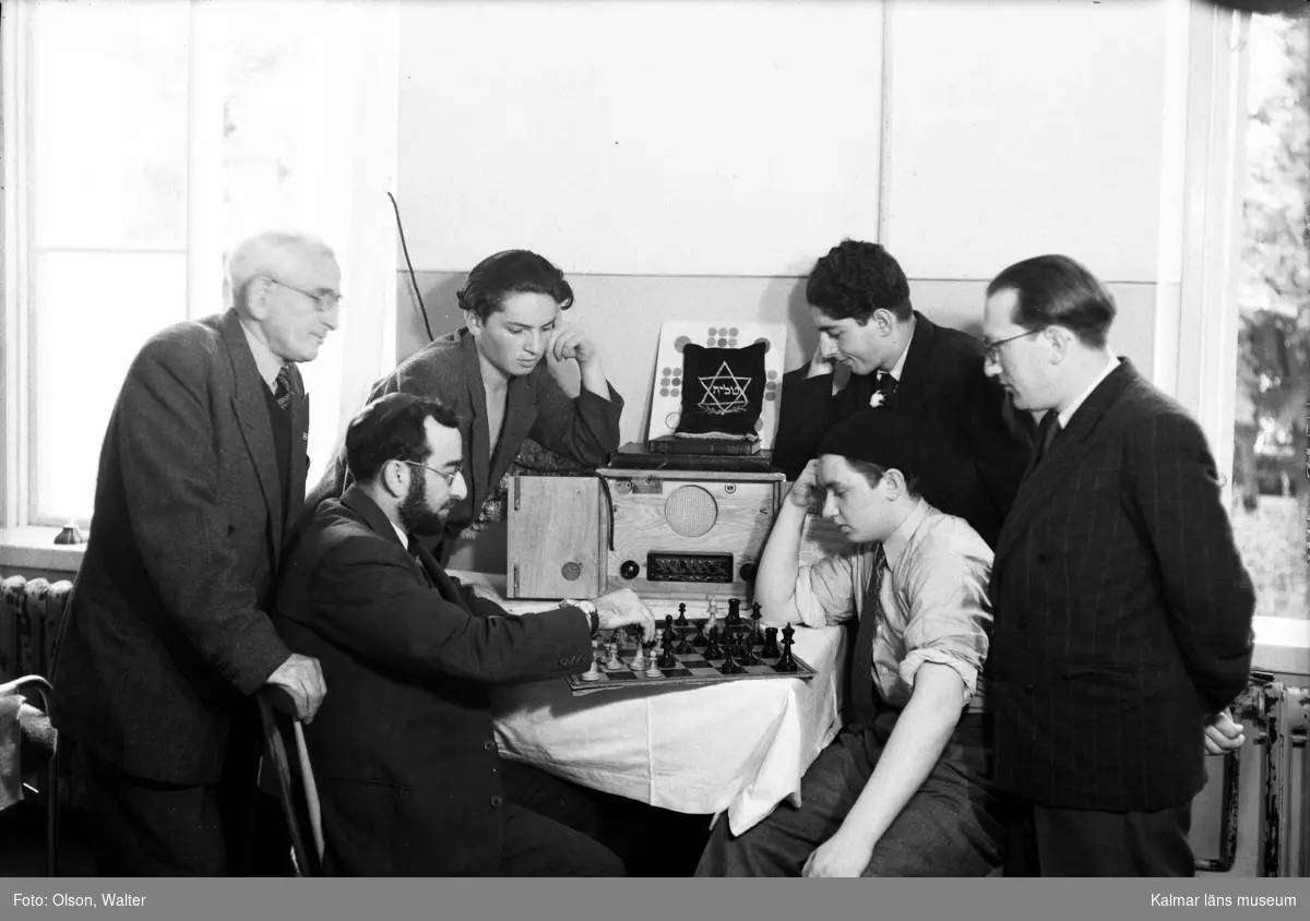 Judiska män som suttit fängslade i Bergen-Belsen men räddats till Kalmar spelar schack och lyssnar på radio på Beredskapssjukhuset.