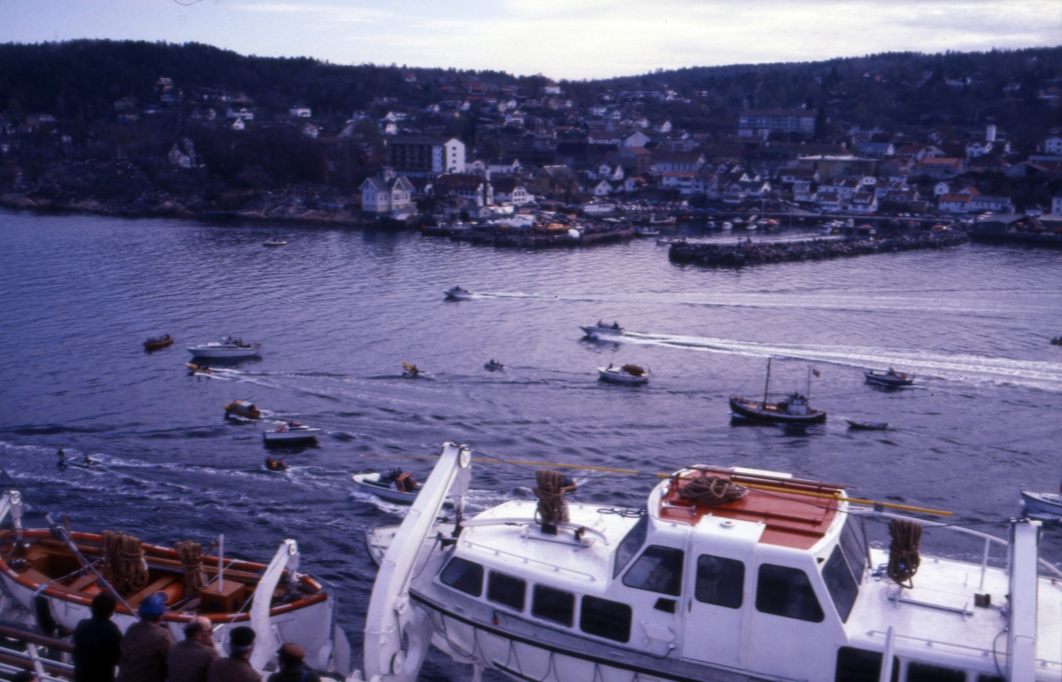 Småbåter møter S/S ‘Norway’ (ex. ‘France’)(b.1961, Chantiers de l’Atlantique) under innseilingen til Oslo.