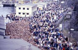 Mennesker i kø for å gå ombord i S/S ‘Norway’ (ex. ‘France’)