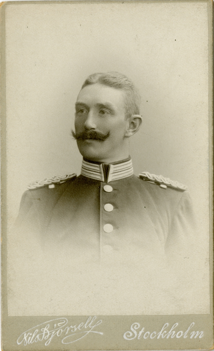 Porträtt av Adolf Otto Lagerberg, löjtnant vid Göta livgarde I 2.
Se även AMA.0007882 och AMA.0007993.