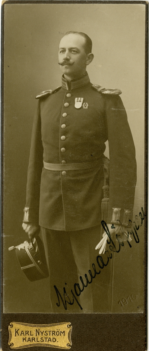 Porträtt av Hjalmar Frithiof Löfgren, löjtnant vid Värmlands regemente I 22.