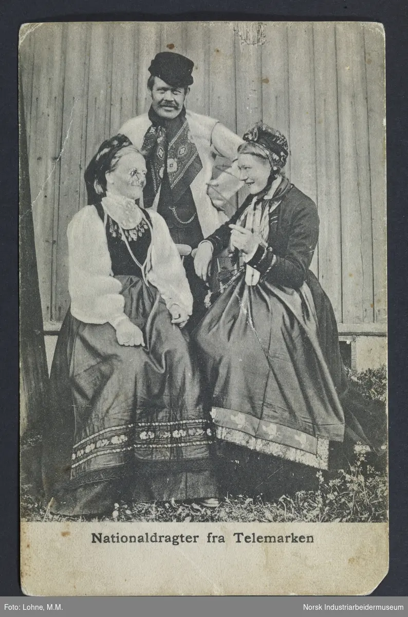 Postkort, to damer og en mann i bunad fra Telemark