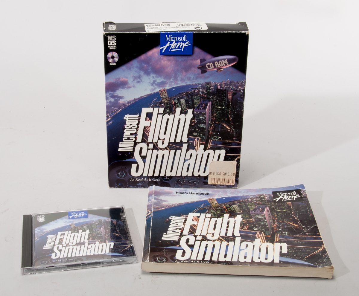 Datorspel Flight Simulator (CD-ROM till PC/MS-DOS), Microsoft 1996.
Förpackning innehållande handbok, licensavtal samt fodral för CD-ROM (skivan saknas).
