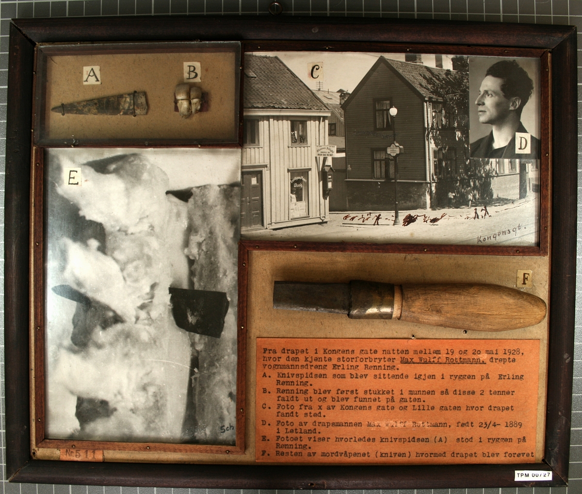 Montasje i glass og ramme med drapsvåpen, bevismateriale og foto, samt beskrivende tekst.