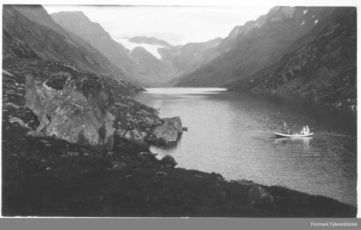 Fisketur på Bergsfjordvannet. Påskrift: Bergsfjord 1931