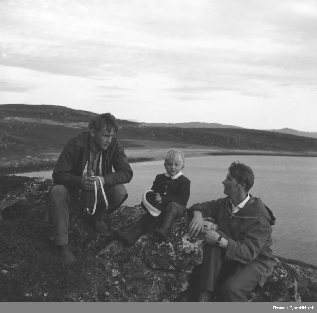 Tre personer i fjæra utenfor Hammerfest, De er fra venstre: Leif Nystrøm, Ketil Nystrøm og Eino Drannem.