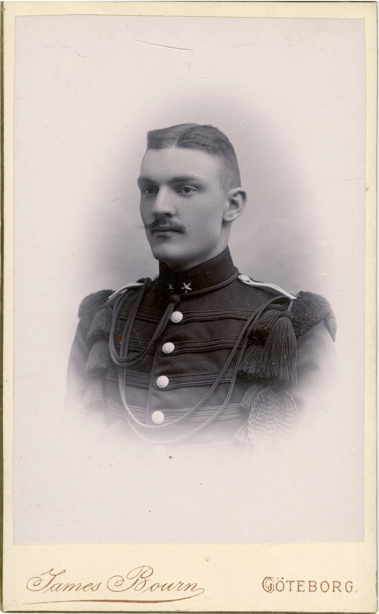 Porträtt av Charles Axel Leffler, löjtnant vid Vaxholms grenadjärregemente I 26.