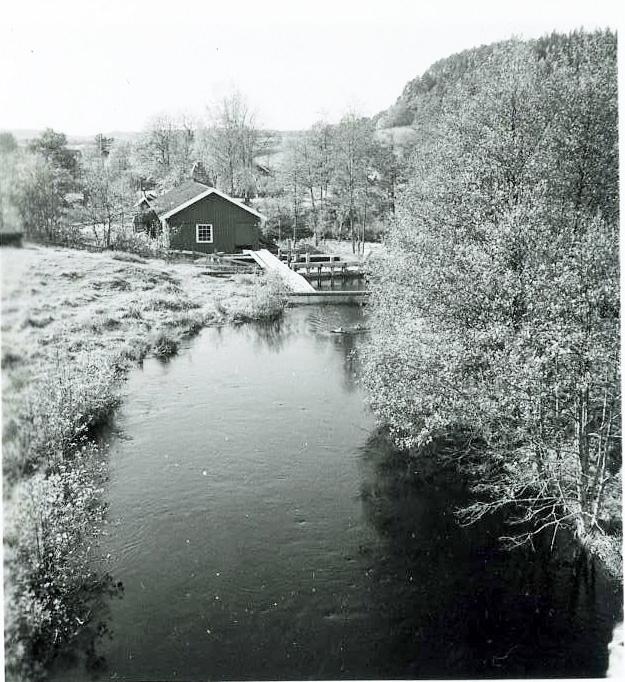 Hus vid dämme.  8/10 1952.