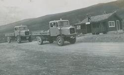 To FWD lastebiler modell SU på veg over Dovre i 1937