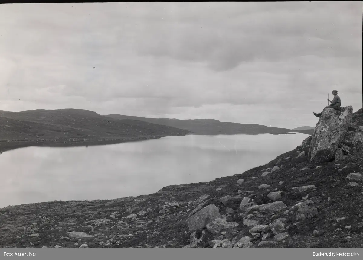 Fra området rundt Tunhovdfjorden og Pålbufjorden
ca 1925
Langåsfjell på Østsiden av Tunhovdfjorden
En turgåer skuer utover landskapet