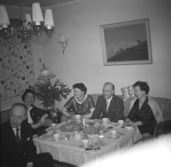 Fem personer sitter rundt bordet hjemme hos familien Drannem
